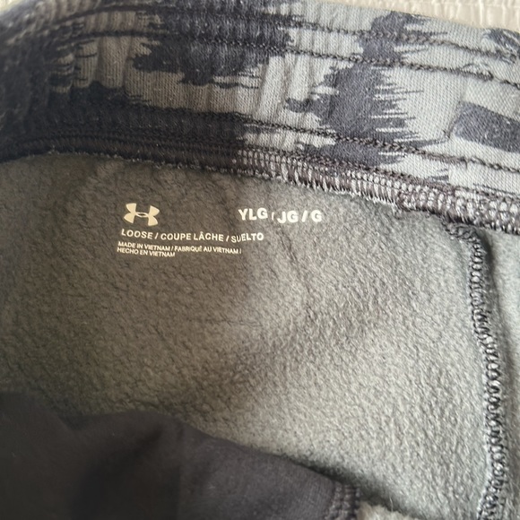 Under Armour boys jogging pants with cuff. Youth size Large. Blk and grey. - Picture 3 of 4